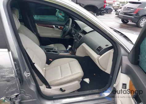 2011 Mercedes-Benz C 300 Luxury/Sport z USA, uszkodzony, nr VIN WDDGF5EB5BF636116